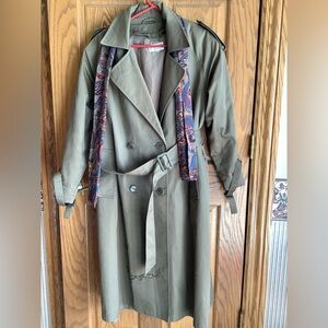 Vintage John Weitz Made in Poland thermolite lined trench coat. 8P